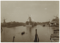 VII-373-00-01 Gezicht op Delfshaven vanaf de Ruigeplaat. Links van het Middelhoofd de Voorhaven, rechts daarvan de ...