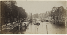 VII-382-07 Zicht op de Nieuwehaven met scheepjes in het water en huizen aan weerskanten.
