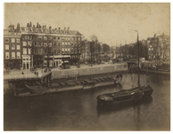 VII-384 Zicht op de Mosseltrap en de Roobrug bij de Nieuwehaven. In de haven liggen enkele schepen.