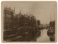 VII-385-02 Zicht op de Nieuwehaven met schepen erin en woonhuizen aan weerskanten.