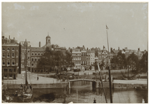 VII-386-00-02 Slepersvest en de Nieuwehaven met paardentram. Torens der kerk in de Houttuin.