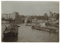 VII-438-06 Zicht op de Oudehaven met enkele schepen erin met aan de overkant Hotel Smits en Hotel Weimar.