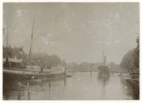 VII-530-2 Zicht op de Westerhaven met met aan de linkerkant en verderop aan de rechterkant in het water een schip. ...