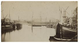 VII-545 Zicht op schepen in de Zalmhaven, met rechts Runmolen de Valk en aan de linkerkant de gashouder van de gasfabriek.