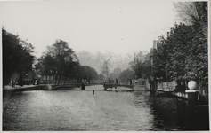 VIII-147-a Zicht op de Schiedamsesingel met op de achtergrond een molen. In het midden is een brug te zien.