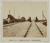 X-169-03-1a De bijna voltooide spoorbrug over het Mallegat, ter hoogte van de Maaskade.
