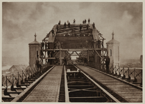 X-54-1 Bouw van de spoorbrug over de Koningshaven. Op en naast de brug de werkmannen die aan de brug bouwen. Aan de ...