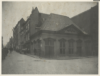 XII-101-2 Reserve-Brandspuithuisje en het Station van de Reddingsbrigade op het Grote Kerkplein op de hoek van de Sint ...