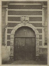 XIV-95-2 De voordeur van de Vleeshal aan de Botersloot 189 met versierde ornamenten aan de zijgevels en bovendorpel. ...