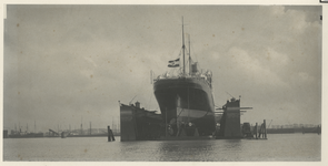 XV-146-3 Het schip 'Nieuw Amsterdam' van de Holland Amerika Lijn (HAL) ligt in een drijvend dok in de Maashaven. Het ...