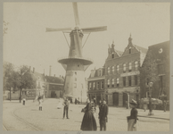 XVI-38 Zicht op het Oostplein met molen De Noord aan de rechterkant. Op de voorgrond staan mensen.