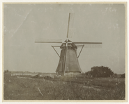 XVI-56-04-1 Een molen bij de Robbenoordsevliet, uit het zuidwesten gezien.