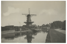 XVI-65-00-01 Molen de Vlaggeman aan de Rotterdamse Schie ten noorden van de Heulbrug. In het water voor de molen liggen ...