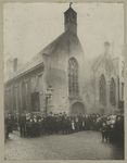 XVIII-193 Een grote groep kerkgangers voor de Schotse kerk aan de hoek van de 1e Lombardstraat en de Meent. Toestand op ...