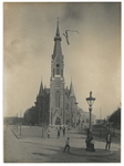 XVIII-196-00-01-1 Zicht op de Nederlands Hervormde Kerk aan de Oranjeboomstraat. De vlag staat op de toren in verband ...