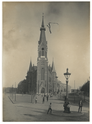 XVIII-196-00-01-1 Zicht op de Nederlands Hervormde Kerk aan de Oranjeboomstraat. De vlag staat op de toren in verband ...