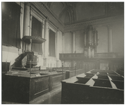 XVIII-242-2 Zicht op de preekstoel en het orgel in de verte in de Episcopaalse Kerk aan het Haringvliet.