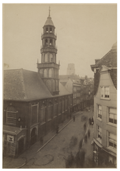 XVIII-260 De Waalse Kerk aan het westelijk einde van de Hoogstraat.