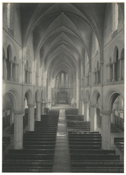 XVIII-397-00-01 Interieur van de Rooms-Katholieke Kerk aan de Westzeedijk, die op 10 november 1892 werd ingewijd.