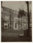 XX-85-02-4 Zicht op de achterkant van het huis bij het Hofje van Gerrit de Koker aan de Goudsesingel nummer 157 te Rotterdam.