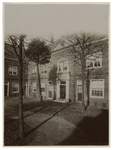 XX-85-02-5 Zicht op de achterkant van het Hofje van Gerrit de Koker aan de Goudsesingel (nr. 157) en zicht op de ...