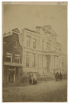 XXI-28 De Korte Hoogstraat met de ruïne van het Museum Boymans, na de brand van 15 op 16 februari 1864. Aan de ...