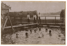 XXIII-159 In de zweminrichting in de Maas bij de Plantagelaan zwemmen mannen en één vrouw met hoeden op in het water. ...
