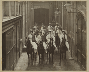 XXIII-173-01-02-4 Een groep vrouwelijke ruiters te paard poseren in de manege aan de Oude Binnenweg.