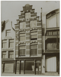 XXV-116-02 Huis aan de Gedempte Botersloot nummer 135. Dit huis werd afgebroken in 1913. Links ernaast de Machinale ...