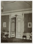 XXV-421-03-01-2 Zicht op de deur in de voorzaal op de 1e verdieping van het huis van Jan Hudig (1838-1924) aan de Leuvehaven.
