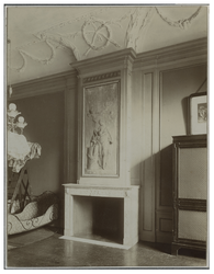 XXV-421-03-01-3 De achterzaal in het huis van Jan Hudig (1838-1924) aan de Leuvehaven. Boven de open haard hangt een ...