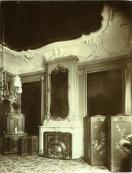 XXV-421-03-02-1 Interieur van het woonhuis van Jan Hudig (1838-1924) aan de Leuvehaven.