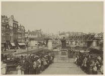 XXVI-13 De Grotemarkt met het standbeeld van Erasmus met zicht op de Steigersgracht en het spoorviaduct. Op de ...