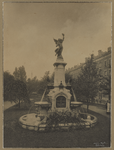 XXVI-43_1 De Wilhelminafontein op het Burgemeester Hoffmanplein. Het monument werd in 1898 geplaatst ter gelegenheid ...