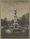 XXVI-43_2 De Wilhelminafontein op het Burgemeester Hoffmanplein. Het monument werd in 1898 geplaatst ter gelegenheid ...