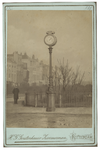 XXVI-48-a Elektrische klok op de hoek van de Maasboulevard en de Oosterkade. Deze klok werd eind oktober 1886 geplaatst.