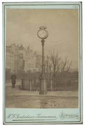 XXVI-48-a Elektrische klok op de hoek van de Maasboulevard en de Oosterkade. Deze klok werd eind oktober 1886 geplaatst.