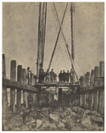 XXVIII-10-02-8 Werkzaamheden bij de aanleg van de Nieuwe Waterweg. Arbeiders poseren op de pier in Hoek van Holland