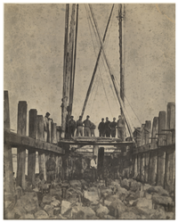 XXVIII-10-02-8 Werkzaamheden bij de aanleg van de Nieuwe Waterweg. Arbeiders poseren op de pier in Hoek van Holland