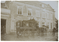 XXXI-221 Uitspanning van de Freericks in de Dorpsstraat te Hillegersberg. De Omnibus werd De Koets van Freericks ...