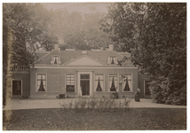 XXXI-348 Villa Rozenburg aan de Oudedijk, met de voormalige eigenares mevrouw L. Madry, geboren van Es.