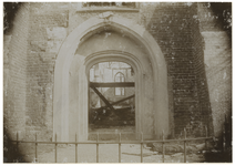 XXXI-457-2 Deur van de Nederlands Hervormde Kerk te Overschie, na de brand van 19 maart 1899. Door de deur zijn de ...