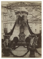 XXXIII-100 Versiering bij de feestviering van 75 jaar onafhankelijkheid op 17 november 1888. Versierd standbeeld van ...