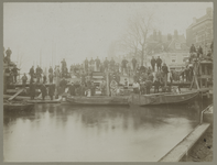 XXXIII-134-02-2 Groepsfoto van de arbeiders en de duikers bij de bouw van de rioolzinker aan de Schie bij de Heulbrug.