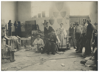 XXXIII-151-1 Atelier van de decorateur Frans Bakker in de Suikerfabriek te Delfshaven, waar voorbereidingen getroffen ...