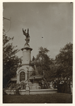XXXIII-161-3 Standbeeld van de Vereniging Feijenoord voor de Kroningsfeesten in september 1898 aan het Burgemeester ...
