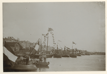 XXXIII-161-b Versierde boten en schepen aan de boompjes bij de Kroningsfeesten die gehouden werden van 31 augustus tot ...