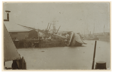 XXXIII-162-02 Fregat Annesley in de Binnenhaven. Het lege en ongeballaste schip is door een rukwind in de tuigage ...