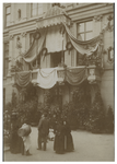 XXXIII-176 Zicht op het balkon van museum Boymans dat versierd is voor het bezoek van koningin Wilhelmina en koningin ...