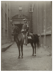 XXXIII-180-4 Erewacht te paard bij het bezoek van koningin Wilhelmina en koningin Emma aan Rotterdam.